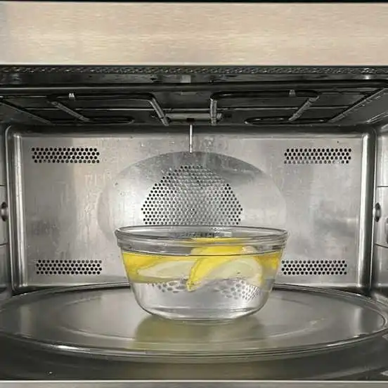 cleaning microwave